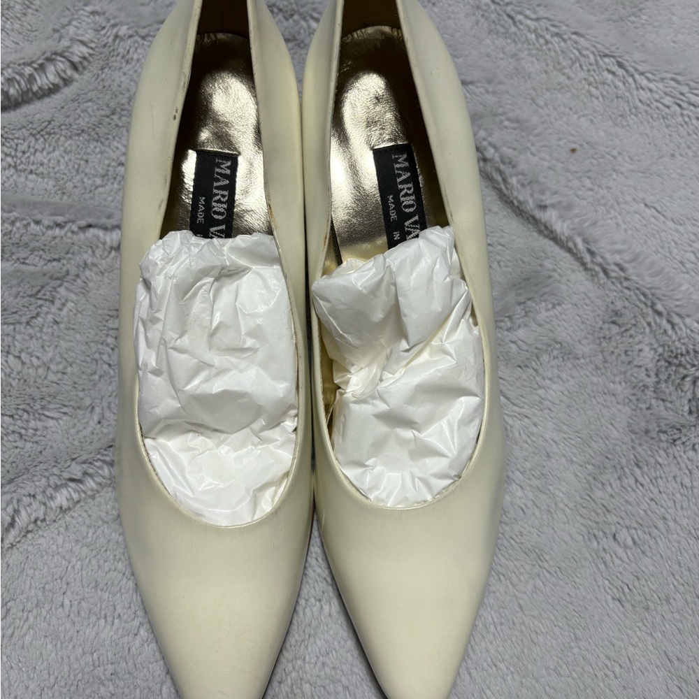 New Mario Valentino Cream Textured Heels size 8.(READ)